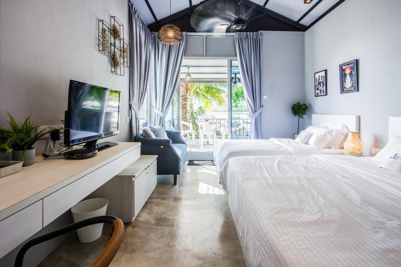Beachboy Chalet By The Beach Bukit Lada Exterior photo